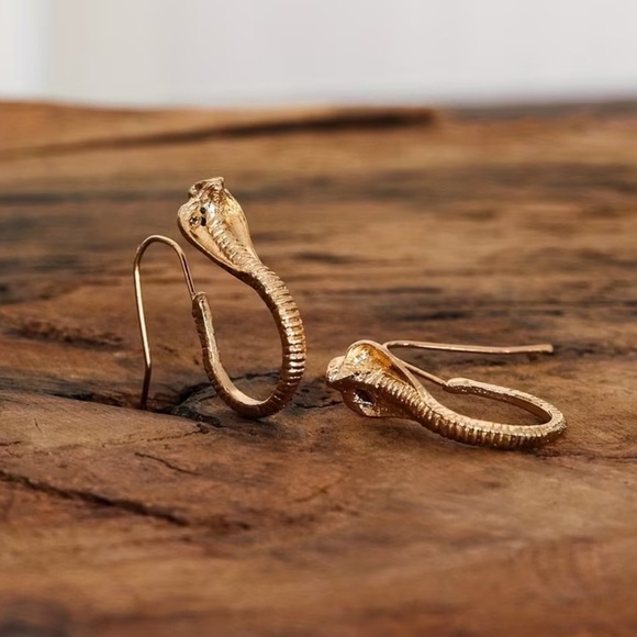 Jewelry - Elegant Gold Snake Earrings